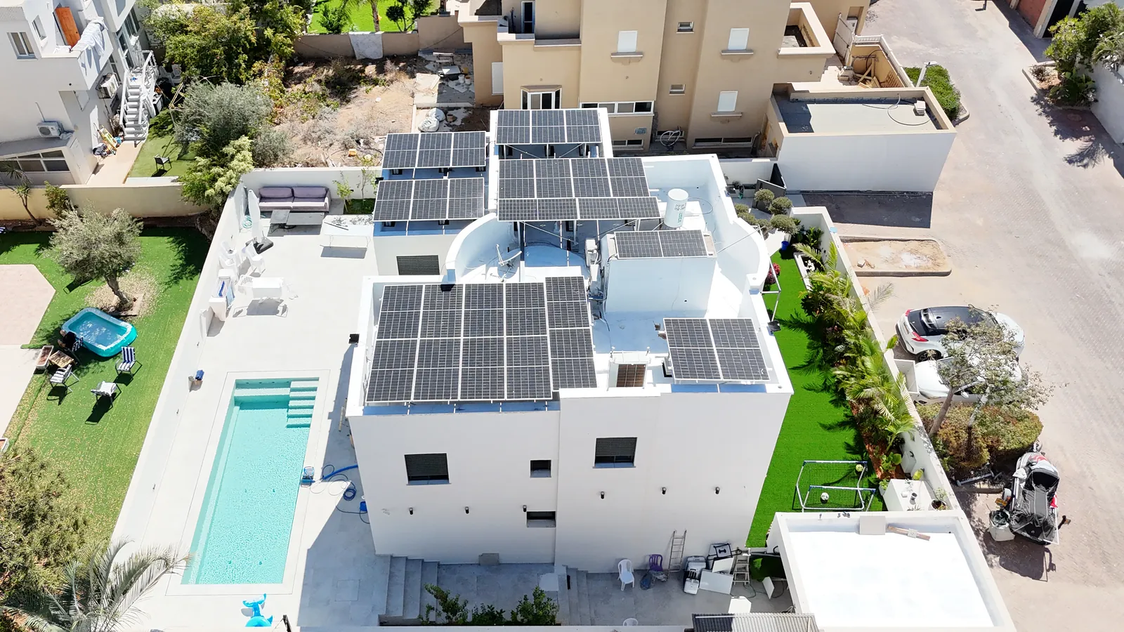בית פרטי באשדוד עם בריכה ומערכת סולארית על הגג — צילום רחפן